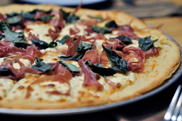 pizza with fontina and prosciutto