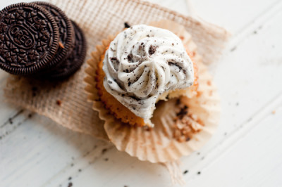 Cookies and Cream Cupcakes | FoodsOfOurLives.com